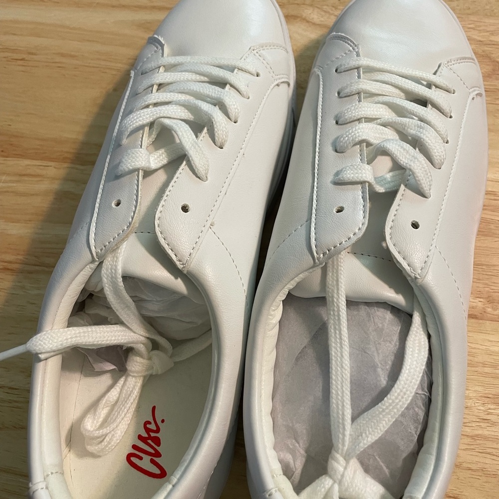 White men’s CLSC skate shoes.  Size 9.5 / EU 42.5z